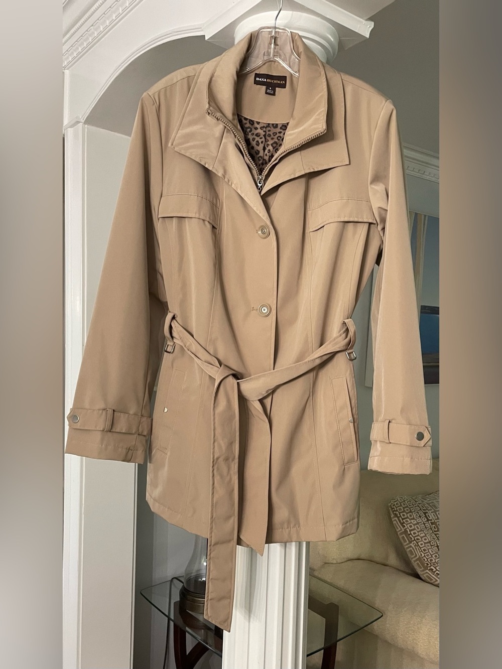 Dana Buchman women’s size large betted Trench coat/ Rain coat in a classic Kaki
